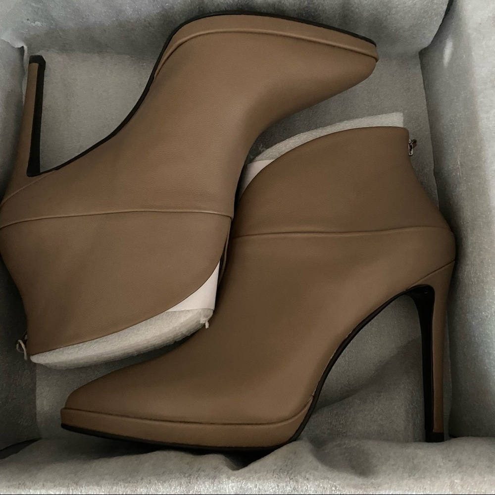 Lola Cruz Leather Ankle Boots Size 10